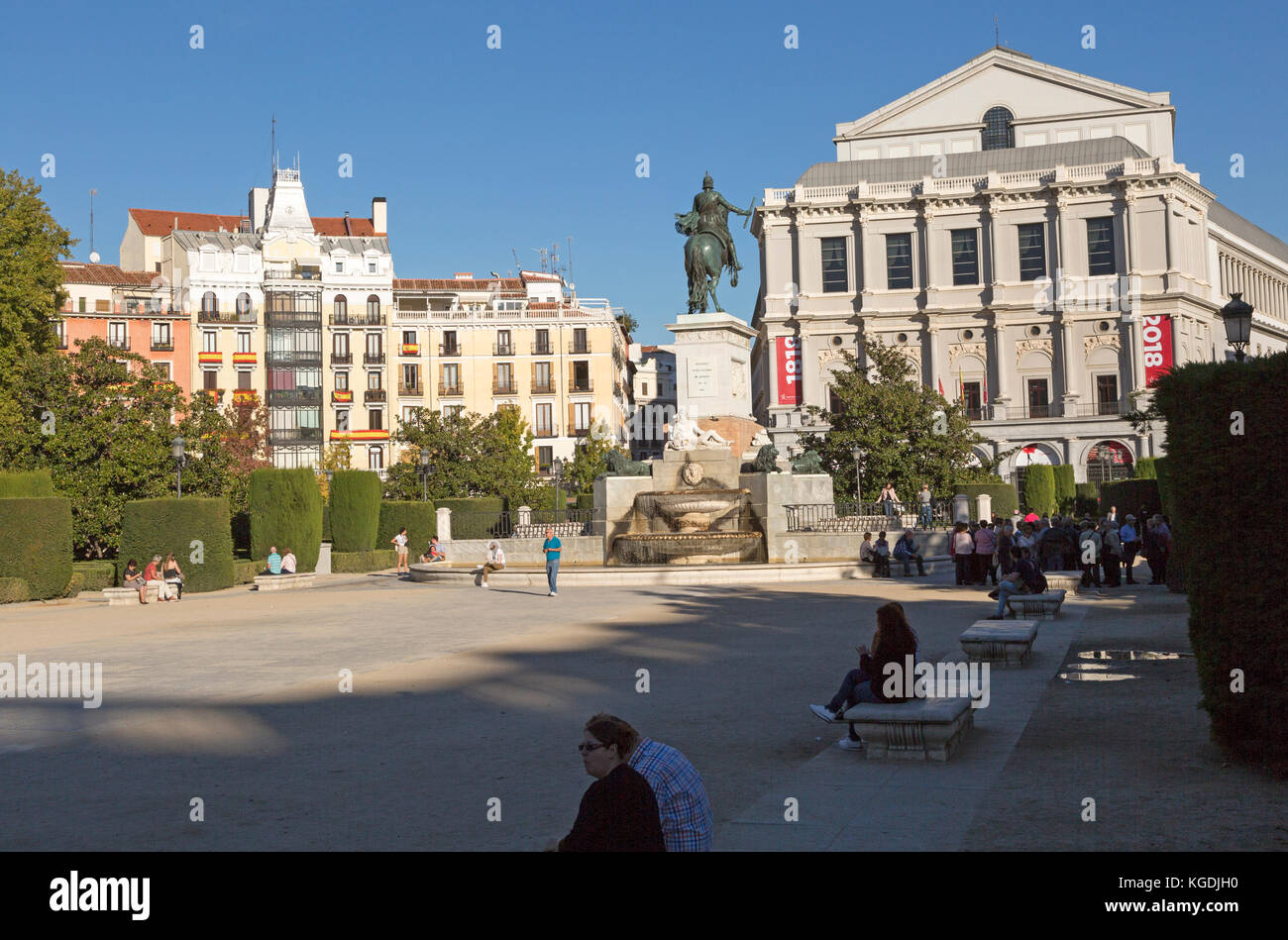 Teatro de la Ópera, la Plaza de Oriente, la estatua ecuestre de Felipe IV diseñado por Velázquez, Madrid, España Foto de stock