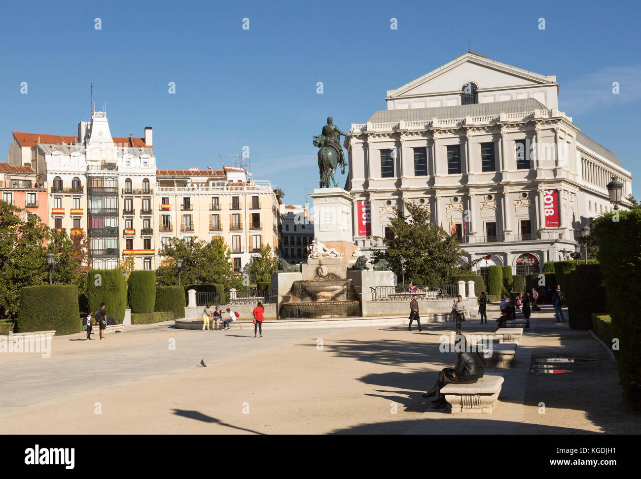 Teatro de la Ópera, la Plaza de Oriente, la estatua ecuestre de Felipe IV diseñado por Velázquez, Madrid, España Foto de stock