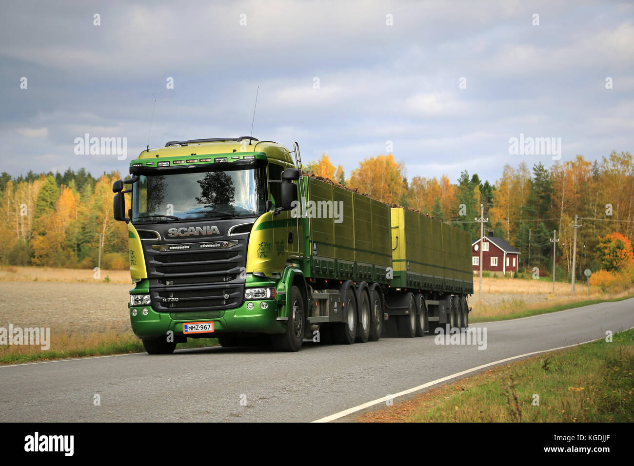 SALO, Finlandia - Octubre 8, 2016: Personalizado camión Scania con bull bar  y accesorios de iluminación de MHL-Trans lances de remolacha azucarera,  junto a la autopista a la sug Fotografía de stock - Alamy