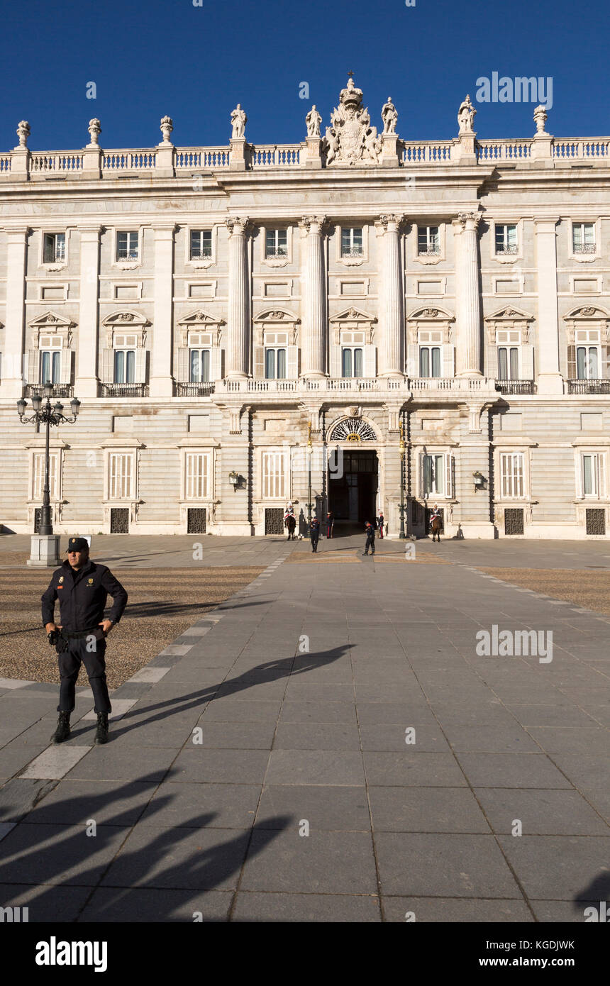 La policía y los soldados en el frente del Palacio Real Palacio Real, Madrid, España Foto de stock