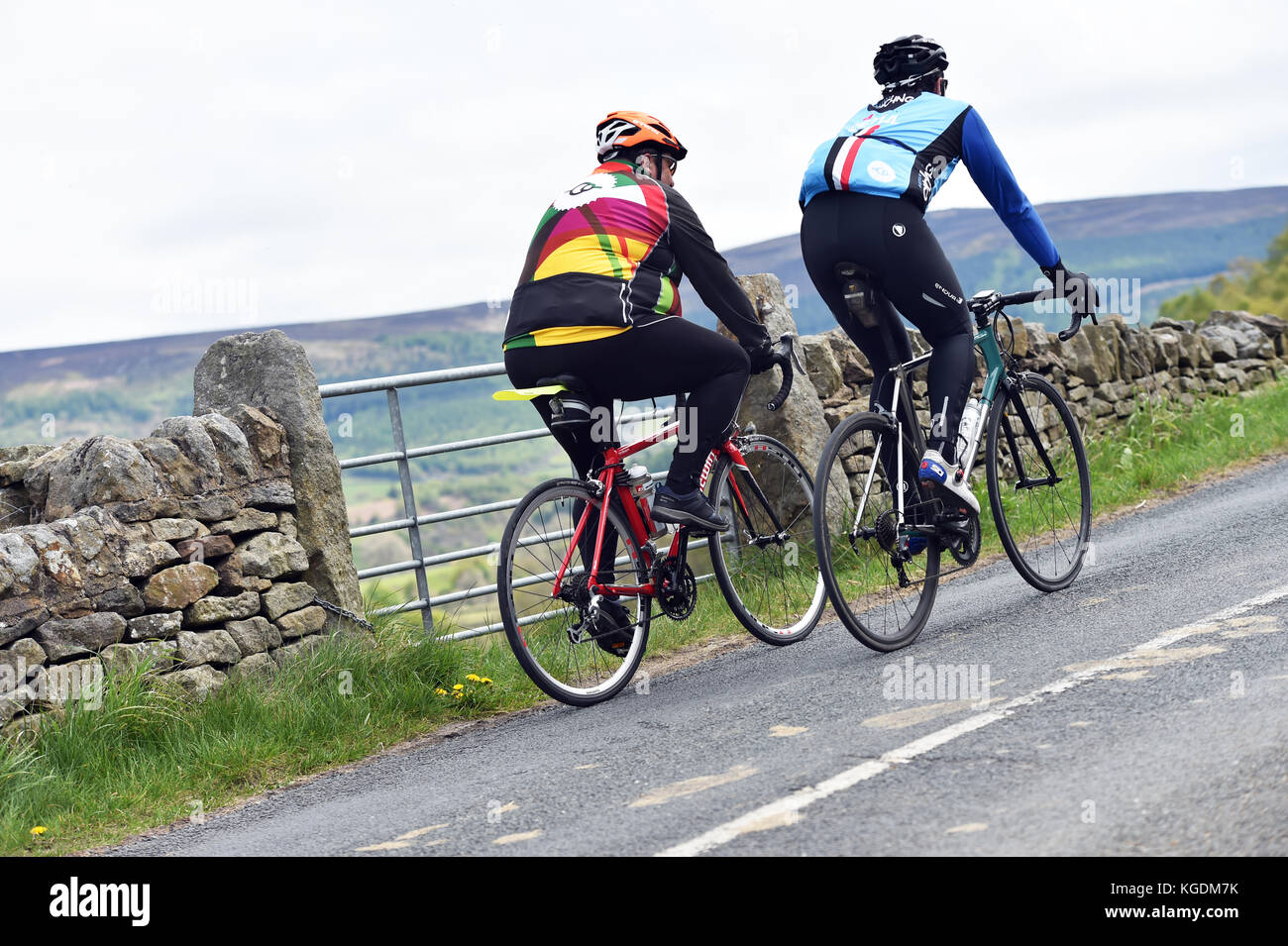 Ciclismo en el hermoso paisaje de Yorkshire Dales Foto de stock