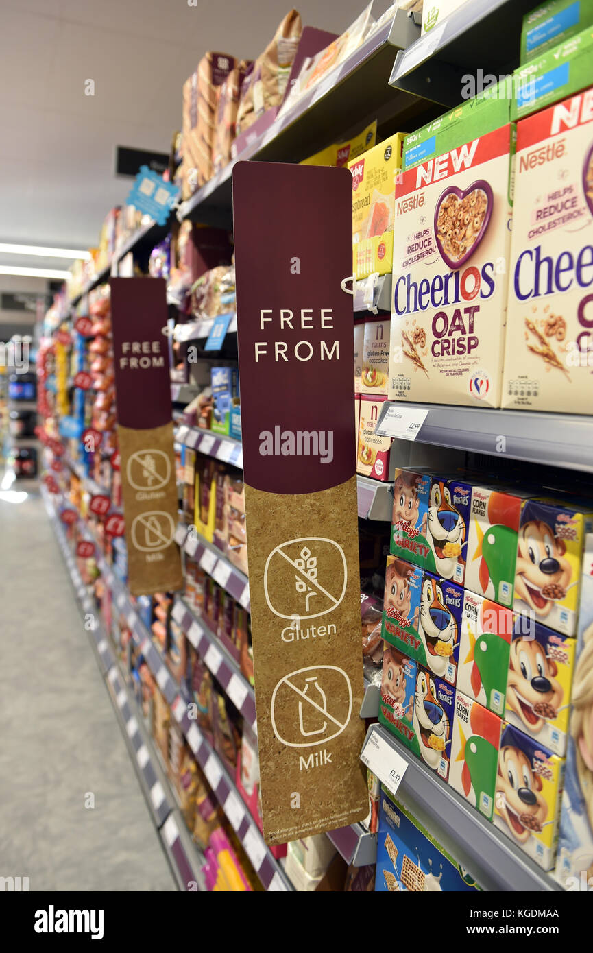 Libre de rango en el supermercado Co-op, productos lácteos libres de gluten en el REINO UNIDO Foto de stock