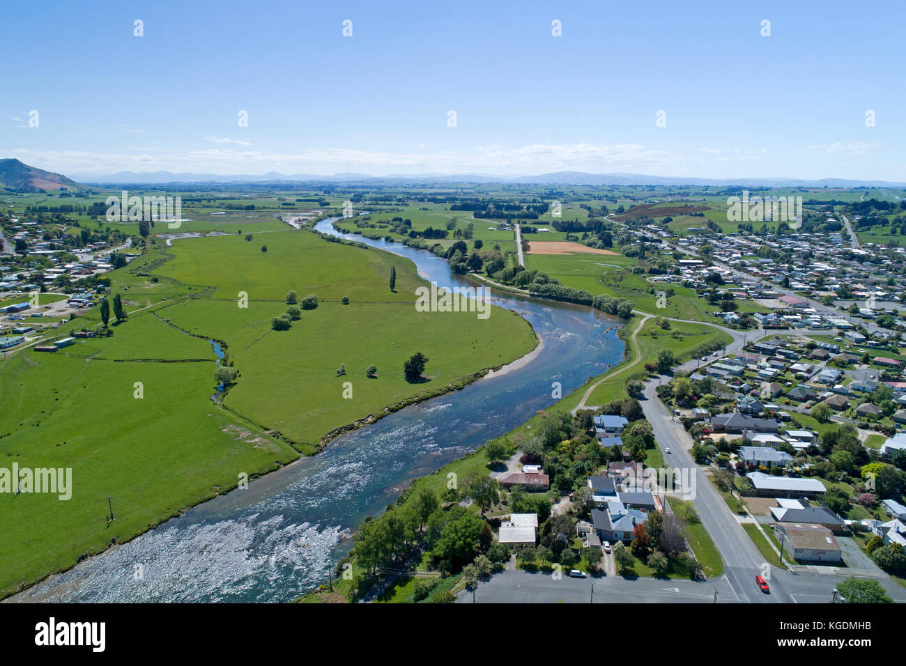 Río mataura, gore, Southland, Isla del Sur, Nueva Zelanda - antena drone Foto de stock