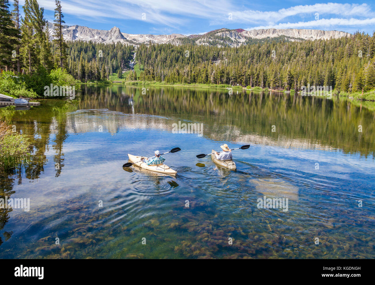 Los palistas explorar Twin Lakes en Mammoth Lakes basin en Mammoth Lakes, California Foto de stock