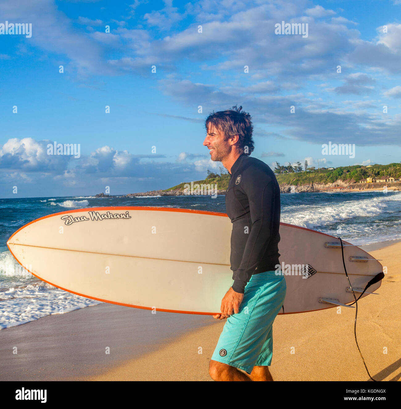 Surfista en hookipa Beach en Maui Foto de stock