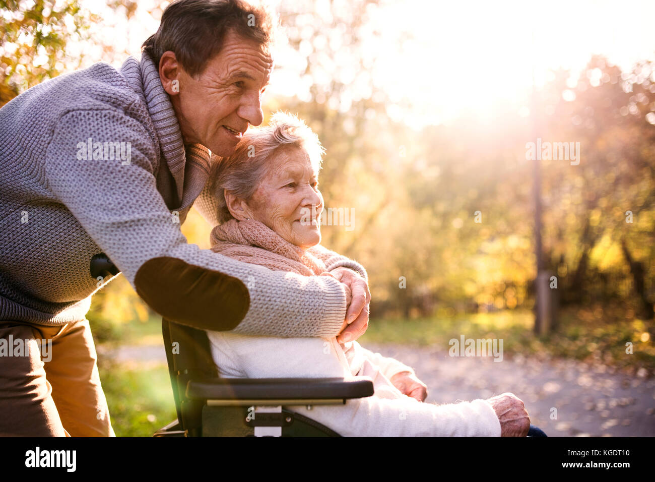 Hombre y mujer senior en silla de ruedas en el otoño de la naturaleza. Foto de stock