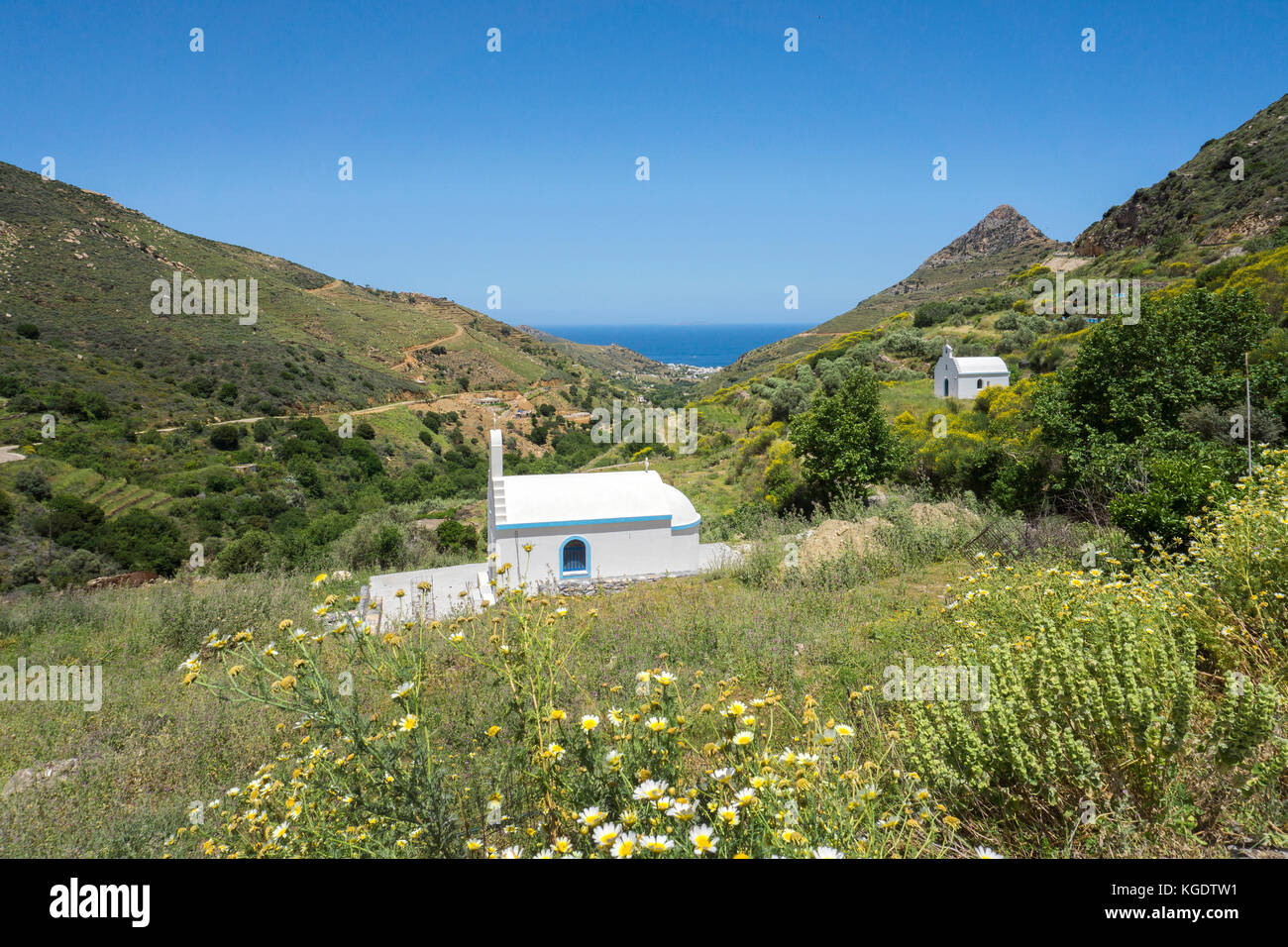 Dos pequeñas capillas y paisaje costero en el lado norte de Naxos, Cyclades, Grecia, el Mar Mediterráneo, Europa Foto de stock