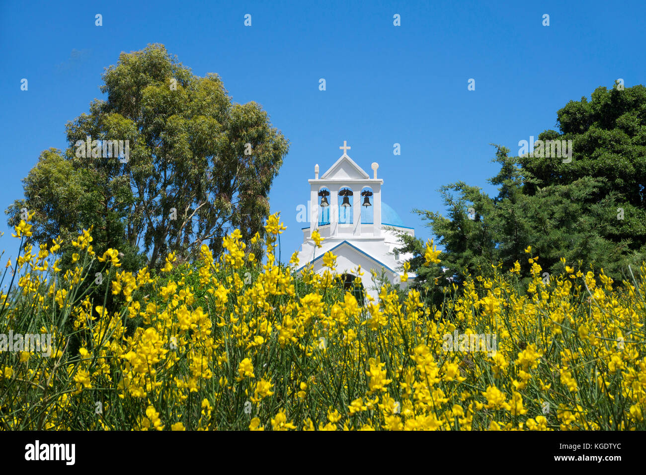 El campanario de una iglesia ortodoxa del norte de Naxos, Cyclades, Grecia, el Mar Mediterráneo, Europa Foto de stock