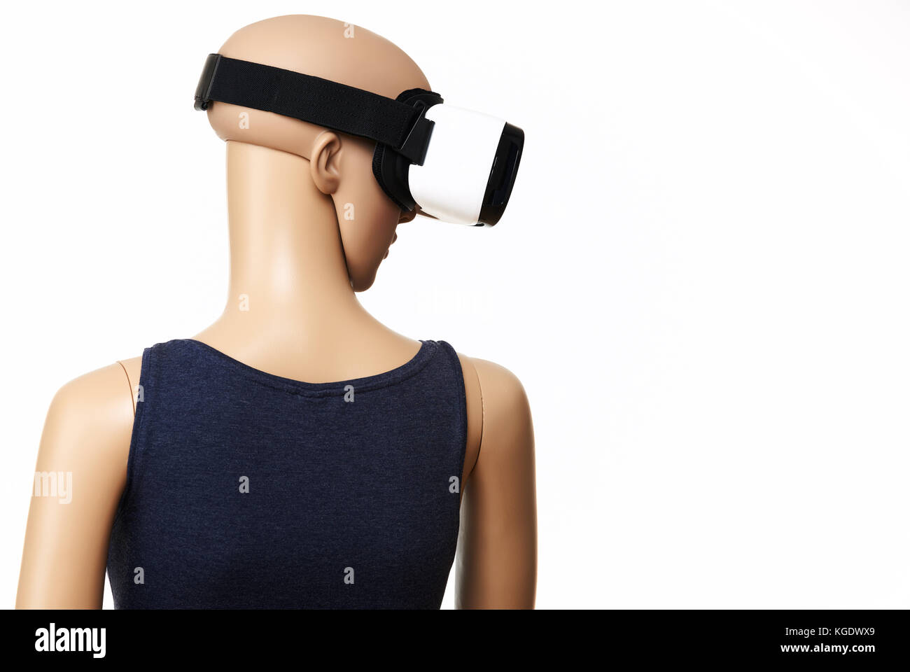 Ai, maniqui con gafas de realidad virtual sobre fondo blanco Fotografía de  stock - Alamy