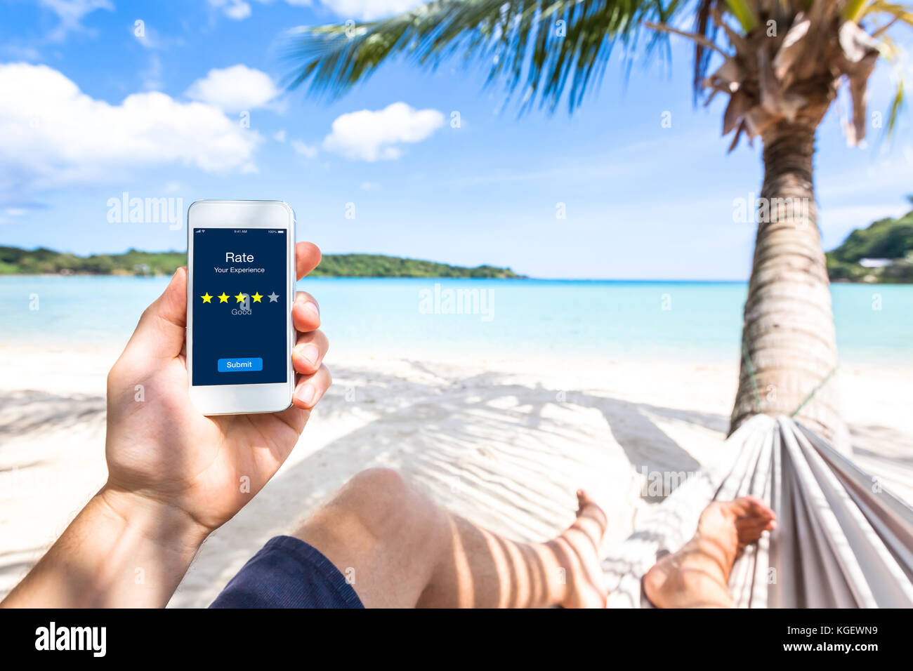 Revisión del cliente online app en la pantalla del smartphone preguntar al usuario sobre la playa para calificar la experiencia y dar retroalimentación, evaluación de satisfacción con los iconos de estrella Foto de stock