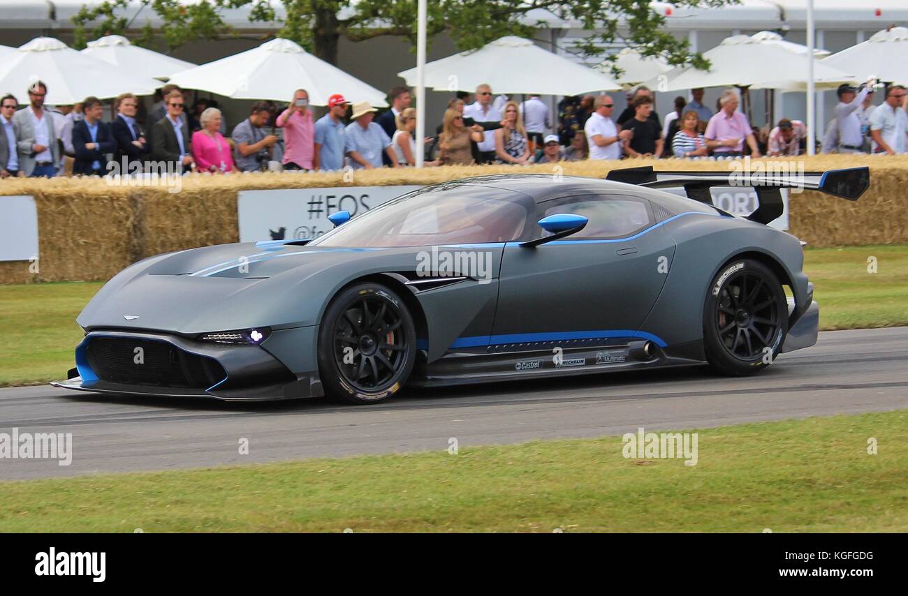 Aston Martin Vulcan haciendo su primera aparición en la pista durante el Festival de Velocidad de Goodwood 2015 Foto de stock