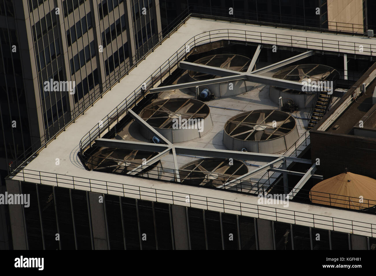 Estados Unidos Nueva York. Los sistemas de refrigeración y ventilación de un rascacielos de Manhattan. Foto de stock