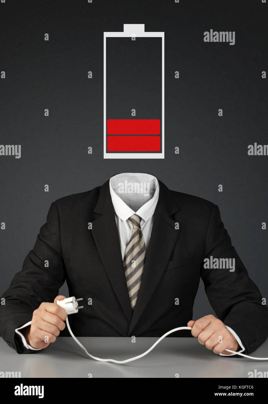 Hombre con cabeza y el enchufe de la batería, carga tu mente concepto Foto de stock