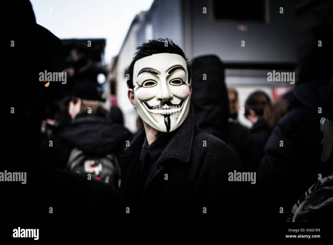 Persona lleva una máscara de Guy Fawkes, que hoy es una marca y un símbolo  para el grupo hacktivist online anónima. 2012 Fotografía de stock - Alamy