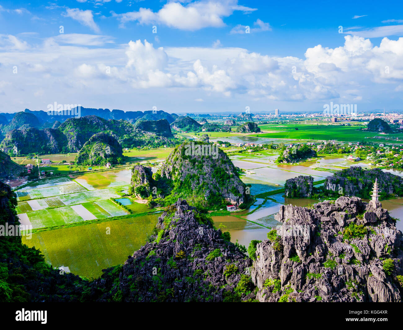 Vista panorámica de formaciones de karst y los campos de arroz en Tam Coc, provincia de Ninh Binh, Vietnam Foto de stock