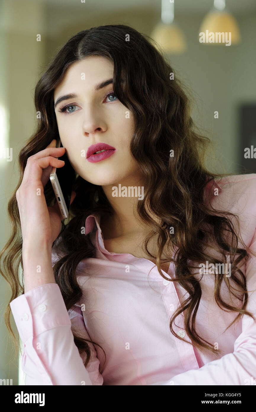 Oficina mujer, belleza, joven, competente, profesional, el código de  vestir, moda, oficina, trabajo, agradable, niña, negocios, estilo de vida  Fotografía de stock - Alamy