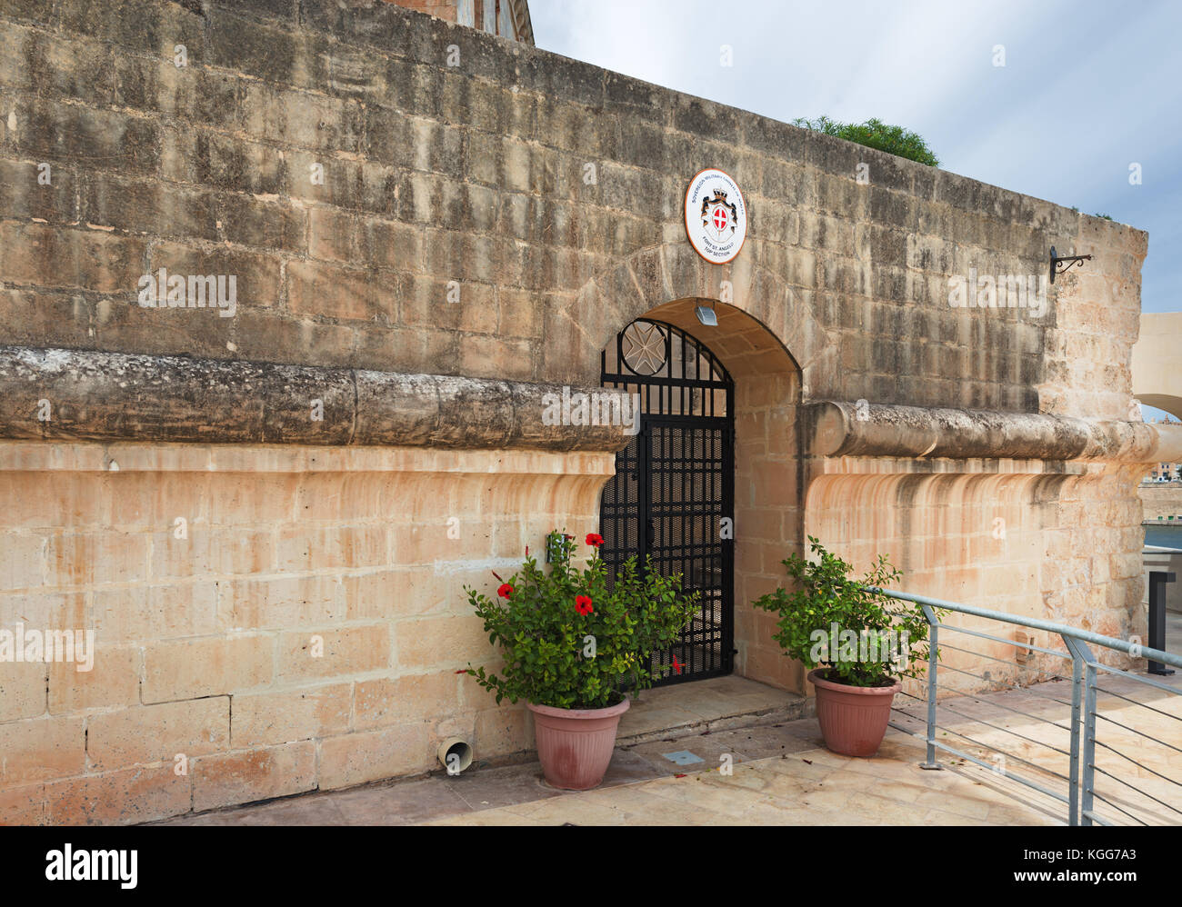 Puerta a la sección superior del Fuerte de San Angelo (Malta). inscripción sobre la puerta: 'soberanos Orden Militar de Malta. fort st angelo. sección superior' Foto de stock