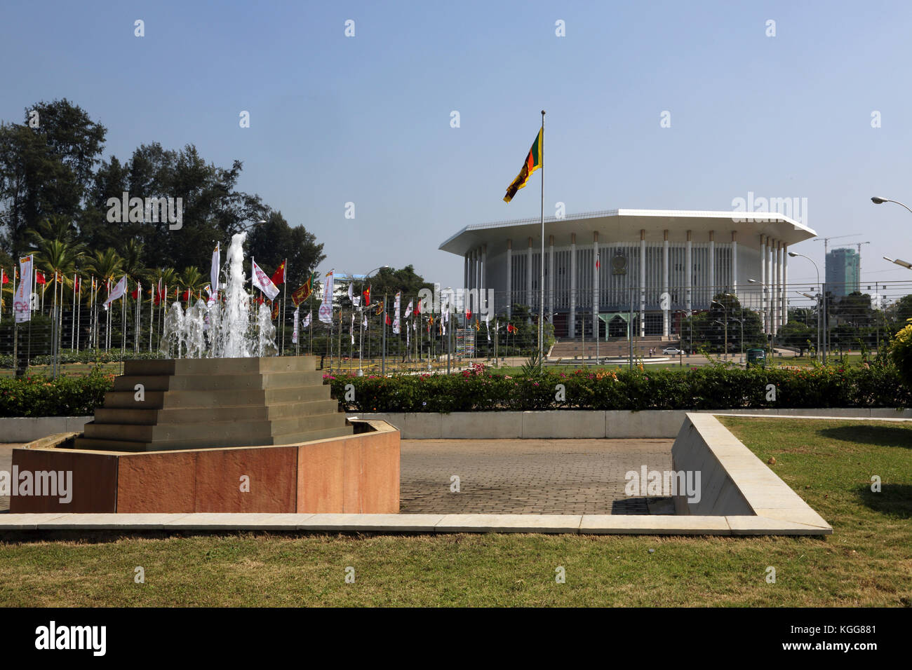 Bandaranaike Memorial International Conference Hall y fuente de Colombo, Sri Lanka, jardines de canela Foto de stock