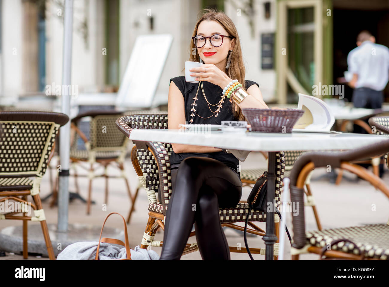Mujer en el café francés Foto de stock
