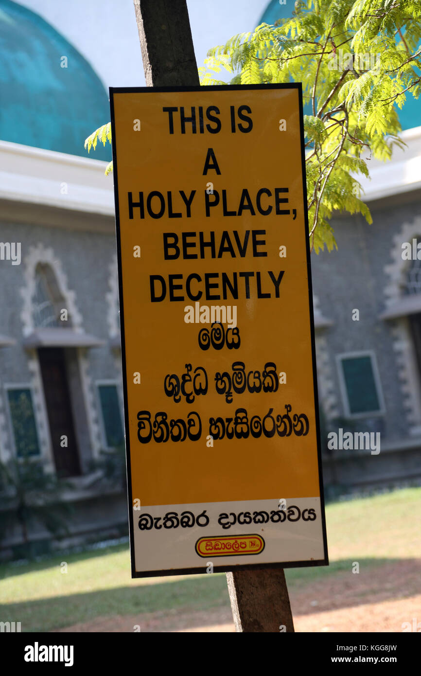 Basílica de Nuestra Señora de Lanka Sri lanka ragama tewatte signo multilingüe para mejor comportamiento 'Este es un lugar santo por favor comportarse decentemente' Foto de stock