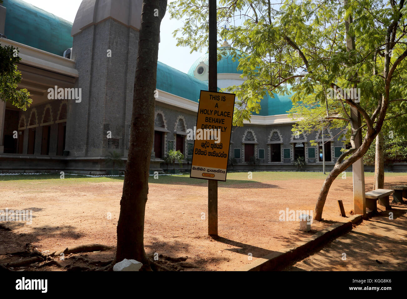 Basílica de Nuestra Señora de Lanka Sri lanka ragama tewatte signo multilingüe para mejor comportamiento 'Este es un lugar santo por favor comportarse decentemente' Foto de stock