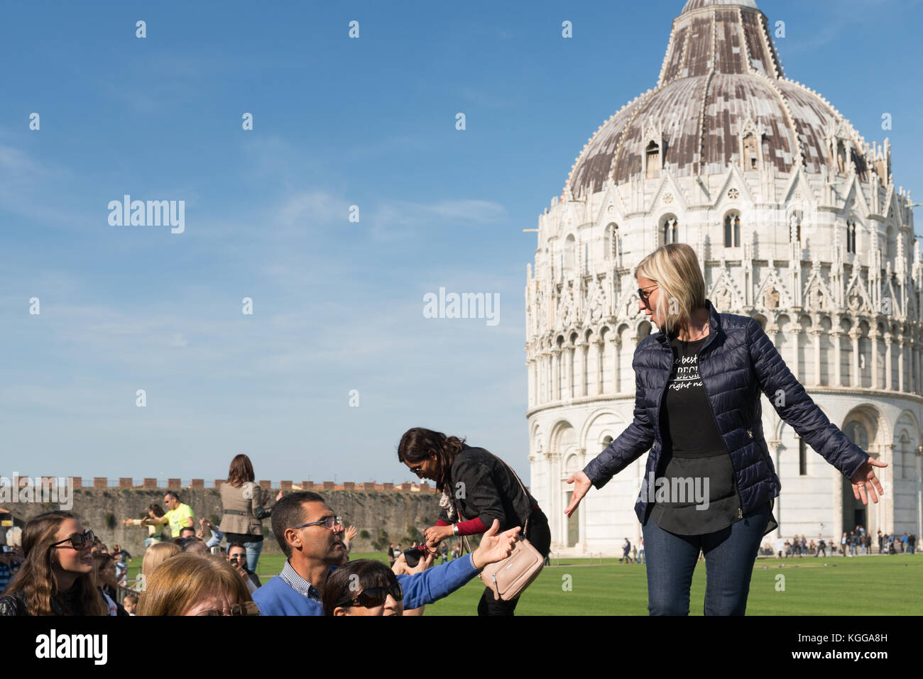 Pisa, Italia - oct 28th, 2017: turistas emulando la famosa celebración o patear la torre inclinada de Pisa ilusión Foto de stock