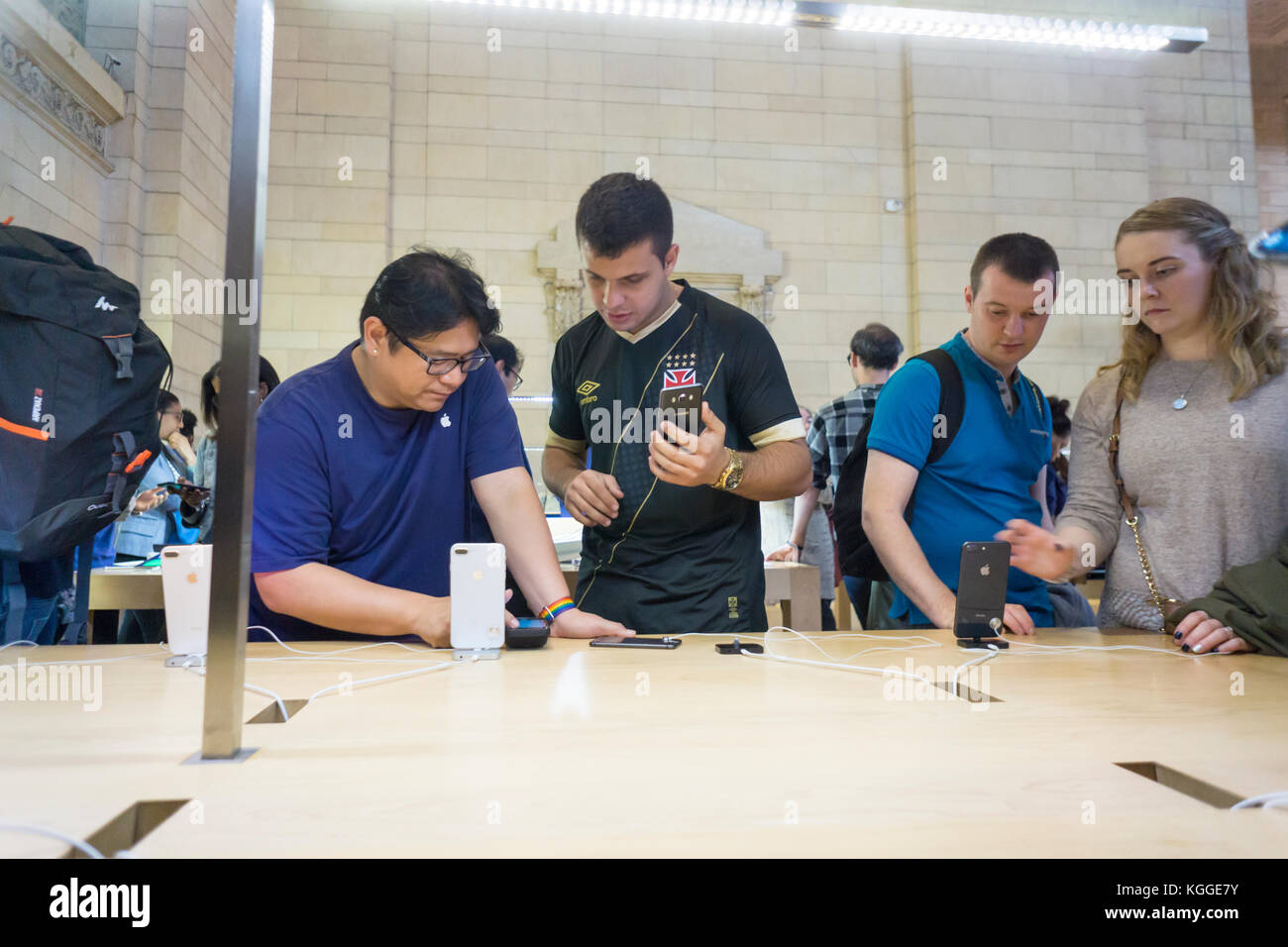 Apple Sales Associate asiste a un cliente en la tienda de Apple en
