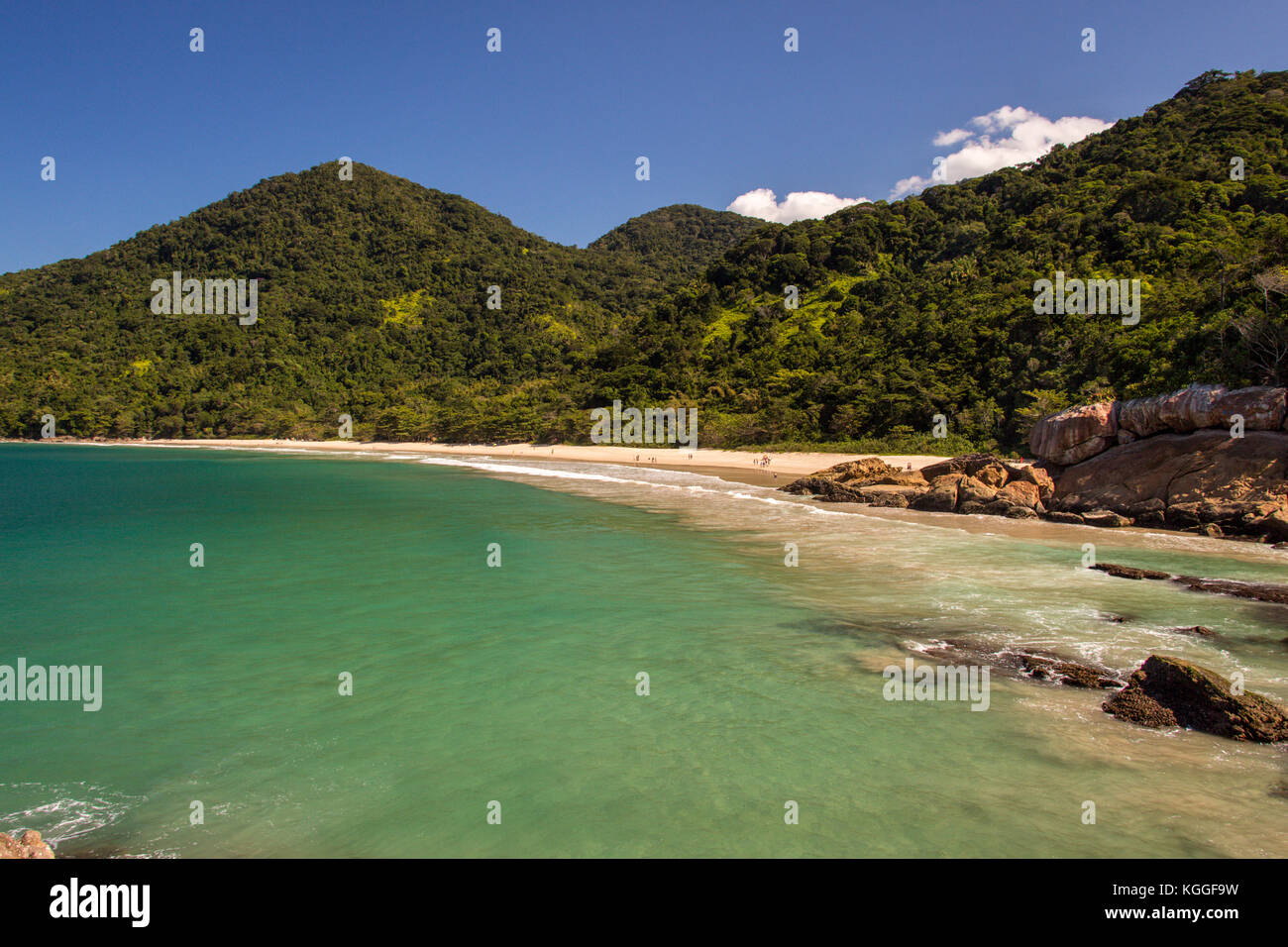 Pedra da Praia do Meio. Praia do Cachaadaço. Playa con agua clara. Trindade,  Paraty, Río de Janeiro, Brasil Fotografía de stock - Alamy