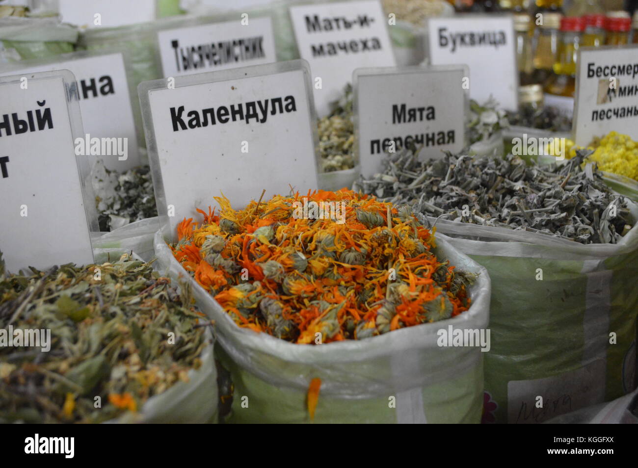 Mercado interior / bazar en Almaty, Kazajstán con hierbas y té. Caléndula escrita en lengua rusa. escritura cirílica. Foto de stock