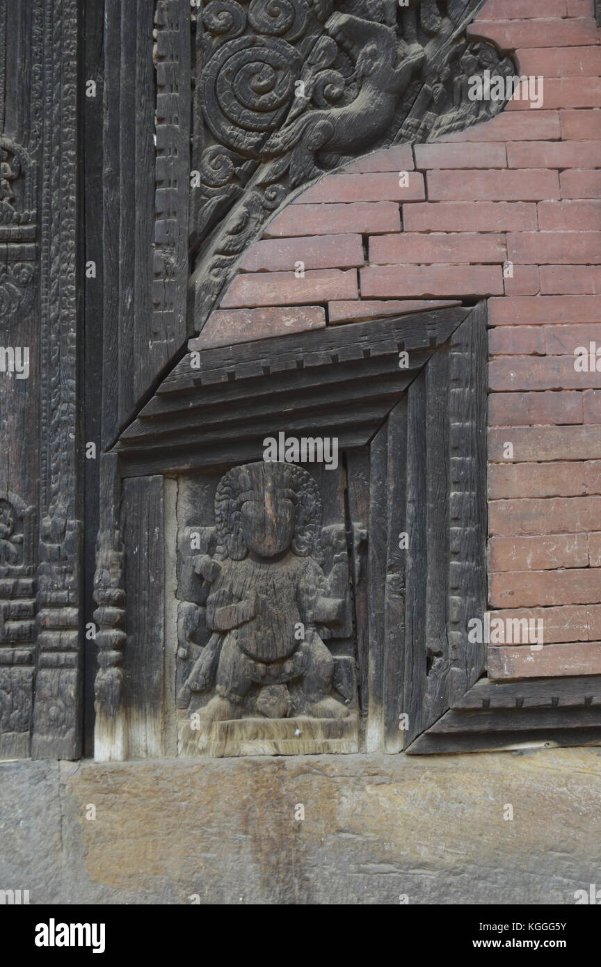 Talla antigua de un dios hindú en madera en Durbar square, Bhaktapur, Nepal. Foto de stock