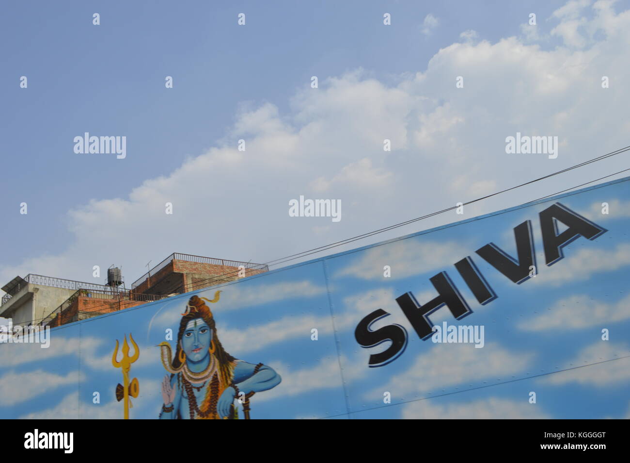 shiva el destructor con tercer ojo y tridente en las nubes. Hombre azul en el hinduismo, dios hindú en el lado de un camión. Foto de stock