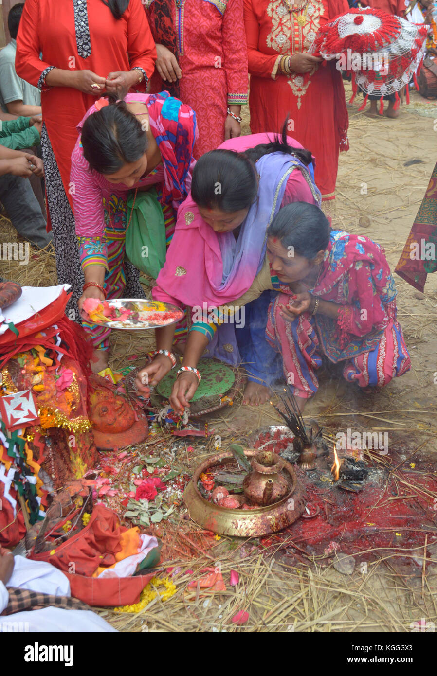 Las mujeres nepalesas están esperando en fila para ofrecer incentivos y comida a los dioses durante el festival de Jatra en Panauti, Nepal. Sangre del sacrificio animal. Foto de stock