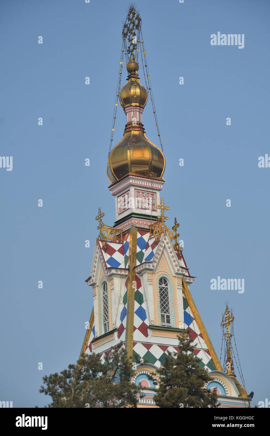 Torre de la catedral ortodoxa rusa Zenkov, 1907, en el parque Panfilov, Almaty, Kazajstán. Segundo edificio de madera más alto del mundo. Foto de stock