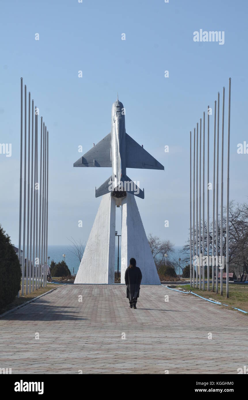 Un país ex-soviético, kazajstán, con muchos monumentos de guerra y estatuas de guerra soviéticos. Avión, avión de guerra. Mujer kazaja con ushanka. Foto de stock