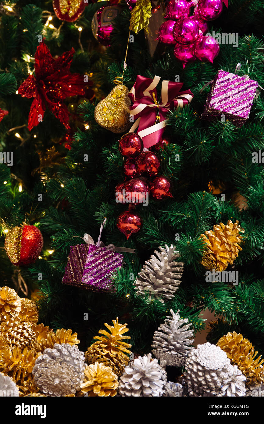 Hermoso árbol de navidad decorado con piñones de fondo bajo el árbol de  Navidad y adornos de navidad colgando en el árbol Fotografía de stock -  Alamy