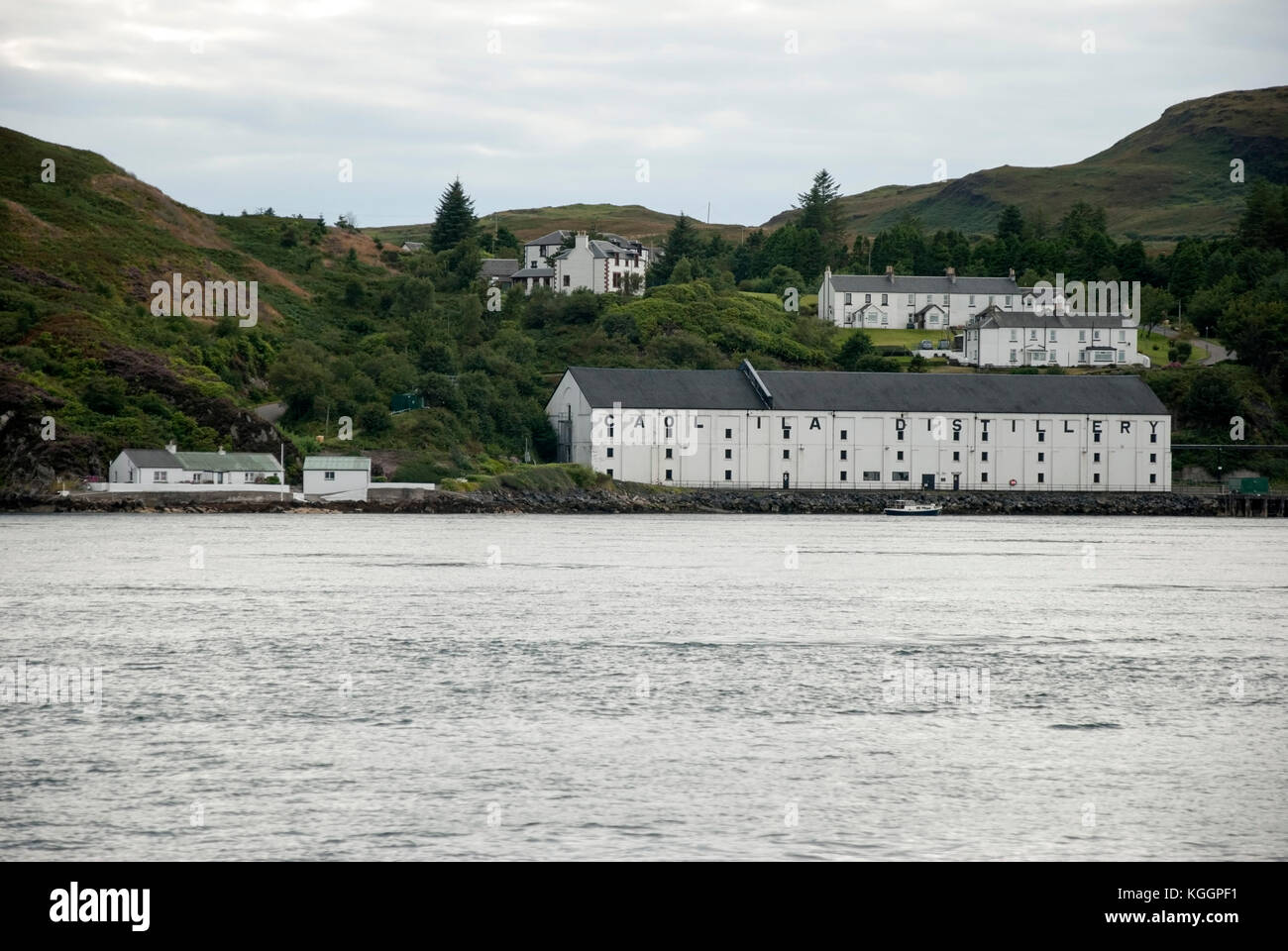 La destilería de whisky Caol Ila Complejo Port Askaig Isla de Islay Scotland Reino Unido seascape vista desde el sonido de Islay de 1846 Diageo propiedad Foto de stock
