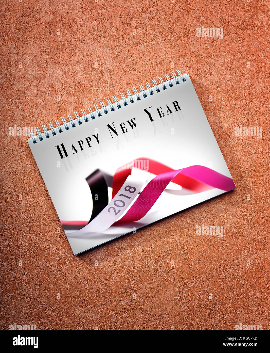 Feliz año nuevo 2018 calendario de mesa sobre fondo pintado, camino de la primera hoja. Foto de stock