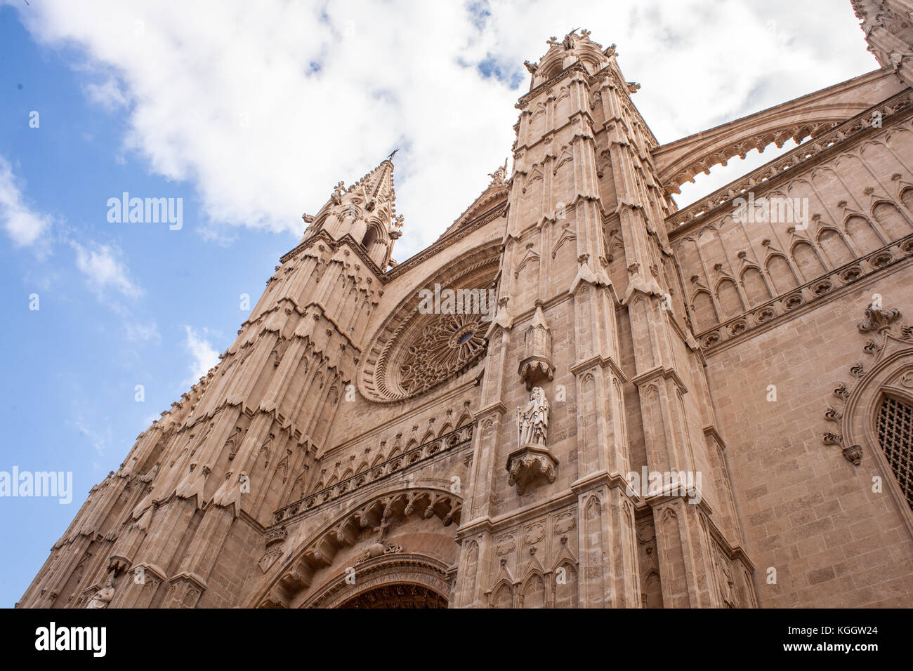 Catedral le seu de palma de mallorca, un popular destino turístico, contra un cielo azul con nubes Foto de stock