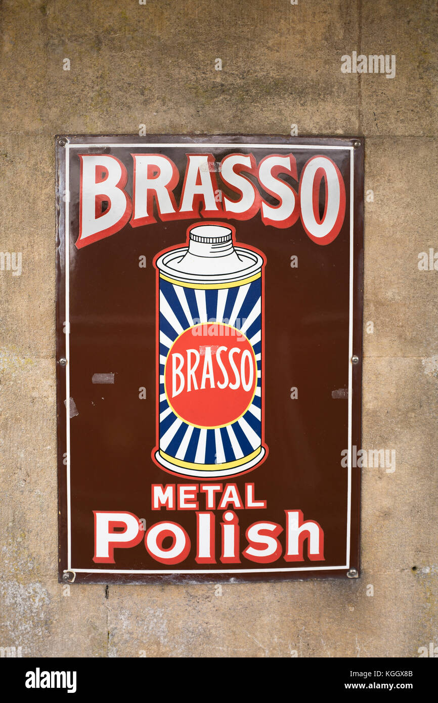 Casco metálico para pulir metales BRASSO anuncio visto en una estación de  trenes de vapor del patrimonio en Somerset, Reino Unido Fotografía de stock  - Alamy