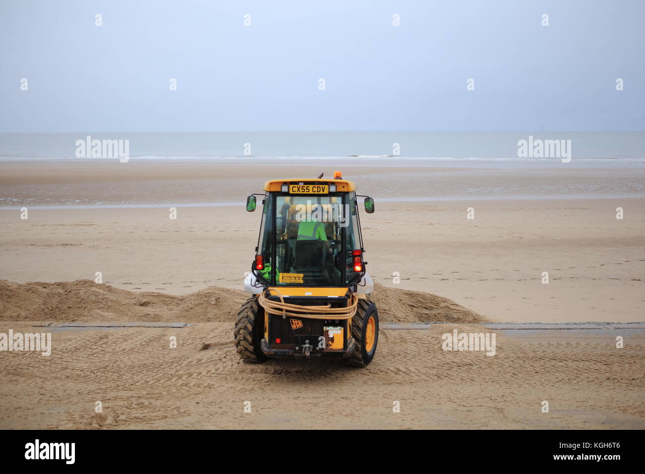 Digger se mueve la arena en la playa en Prestatyn, Gales del Norte para la conservación de la costa y el refulado de arena. Noviembre de 2017 Foto de stock