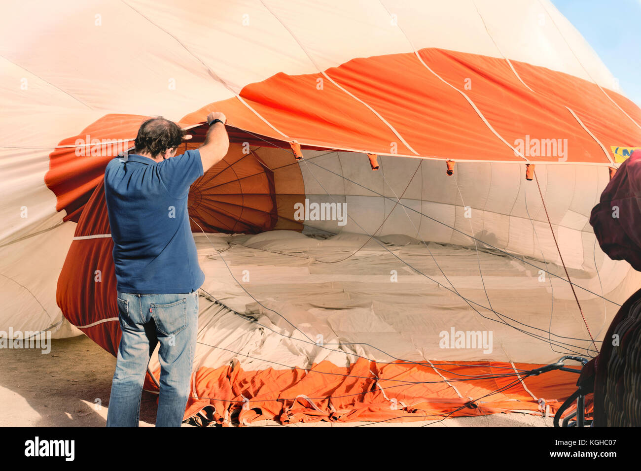 ARANJUEZ, España - 14 de octubre de 2017, los participantes inflando  caliente aire ballon, junto al palacio. festival de globos de Aranjuez,  España, organizada por el bal Fotografía de stock - Alamy
