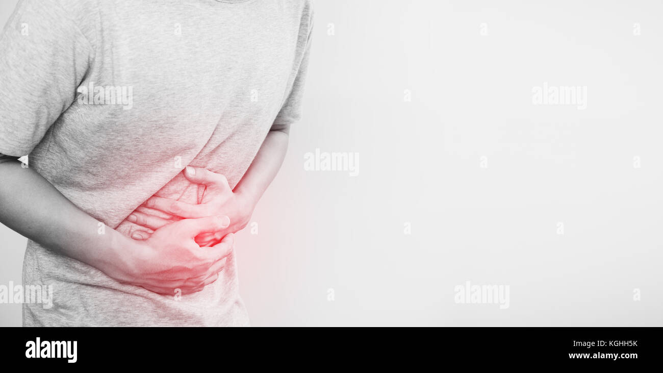 Un hombre tocando su estómago, resaltado rojo concepto de dolor de estómago y demás enfermedades estomacales, sobre fondo blanco con espacio de copia Foto de stock