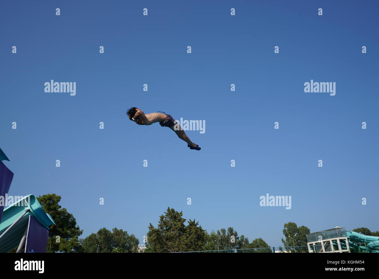 Alta buceo: saltar en el aire y volar en traje de baño Foto de stock