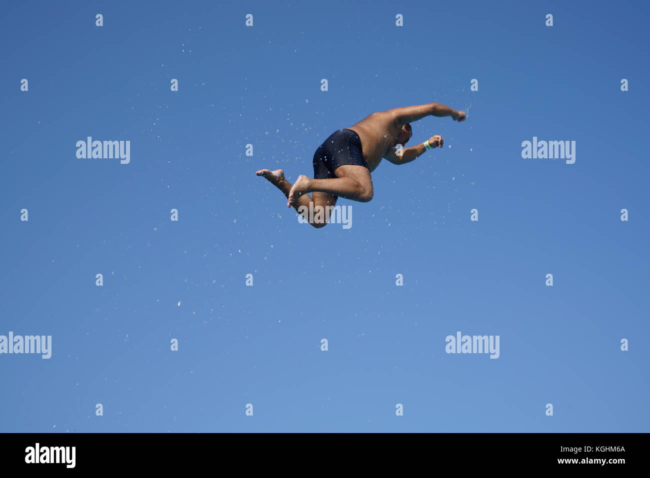 Alta buceo: saltar en el aire y volar en traje de baño Foto de stock