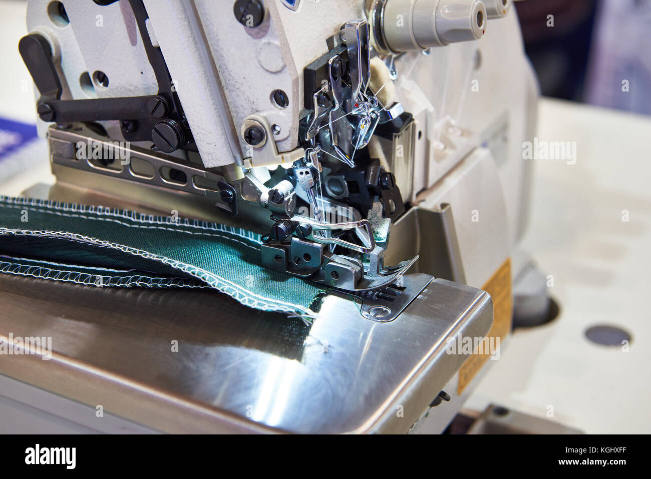 Máquina de coser overlock fotografías e imágenes de alta resolución - Alamy