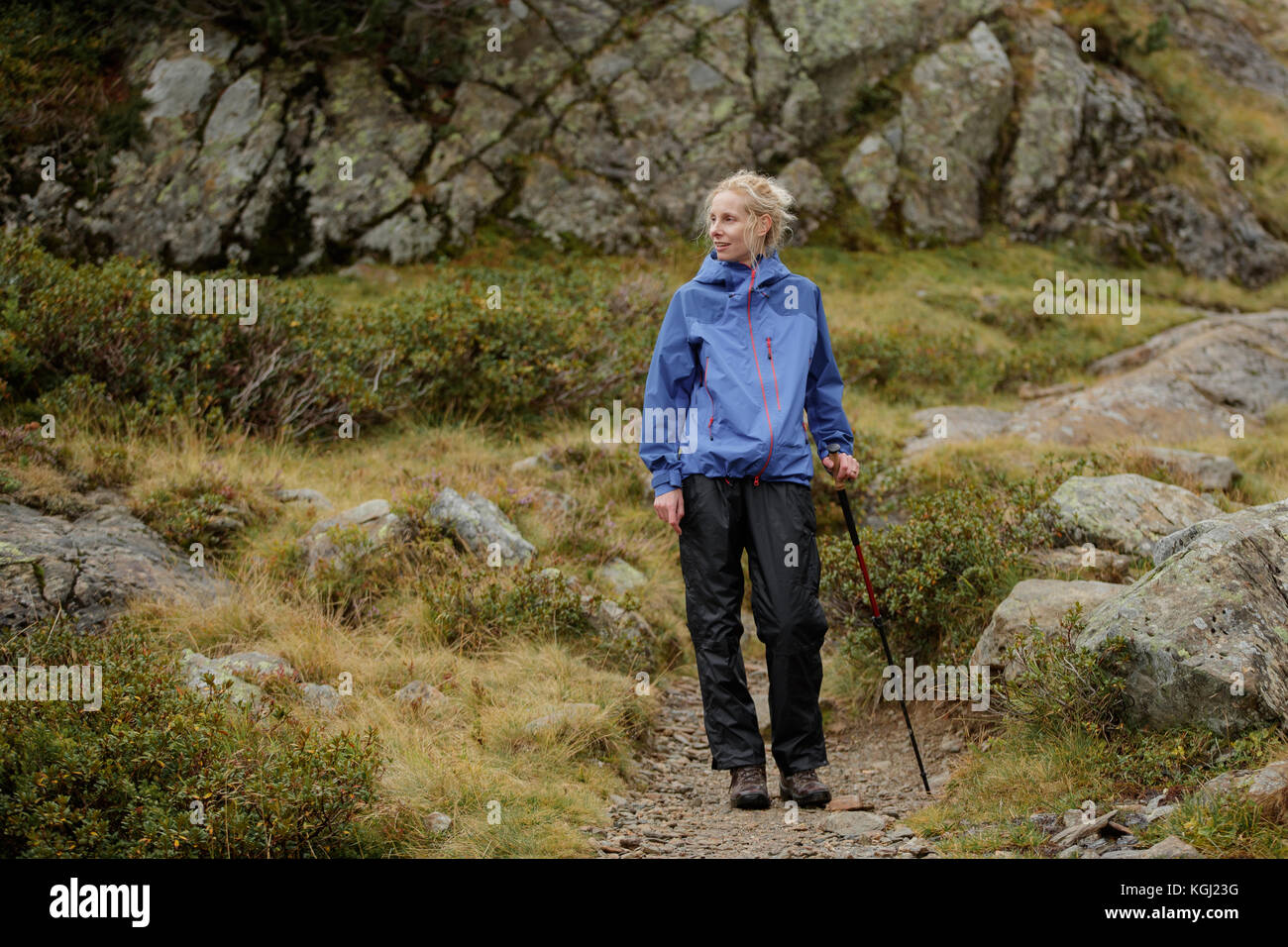 Una mujer senderismo en las montañas austriacas Foto de stock