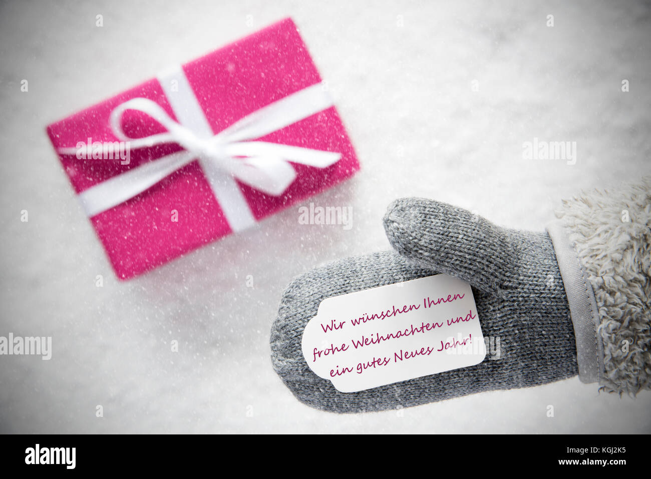 Don rosa, guante, gutes Neues Jahr significa feliz año nuevo, copos de nieve Foto de stock