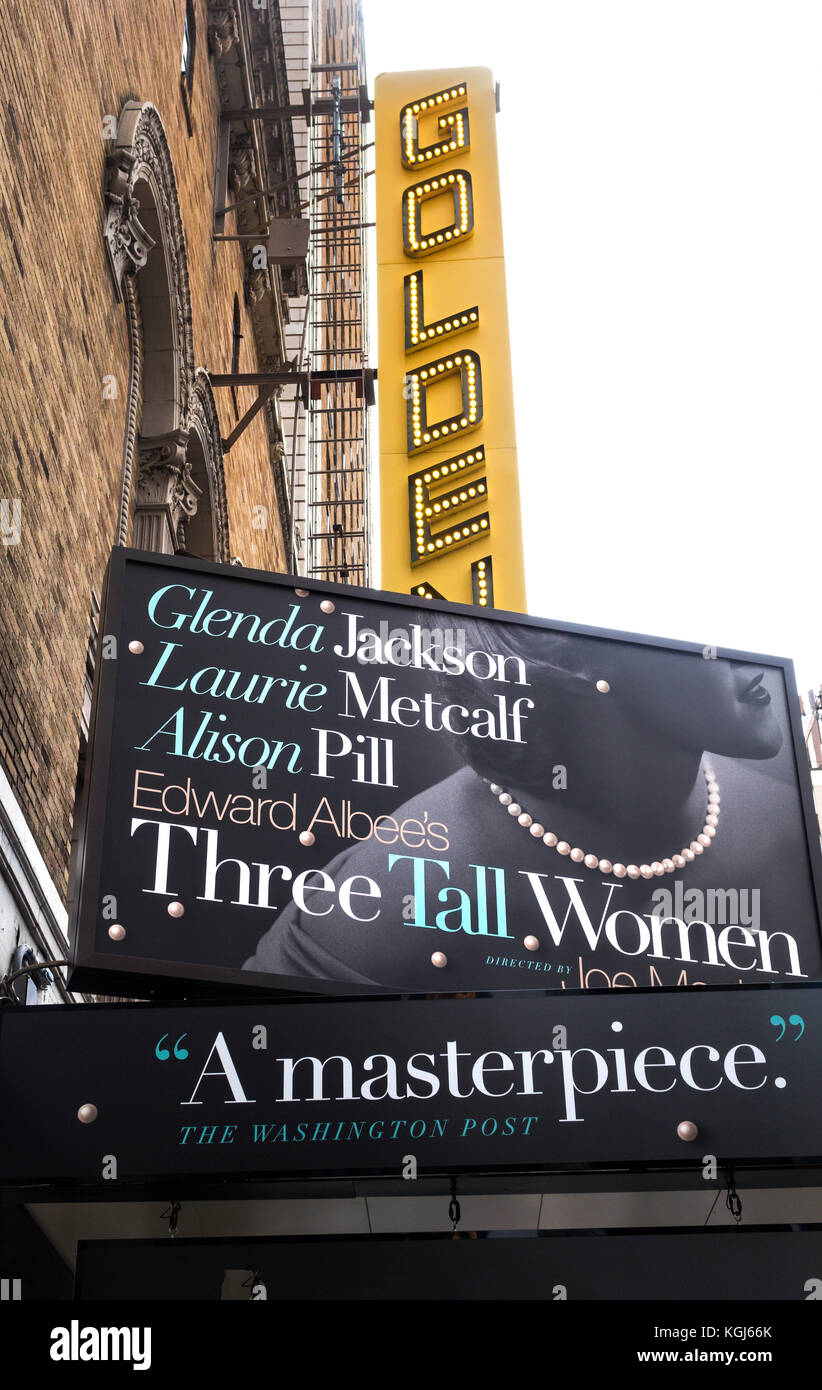 Edward Albee's tres mujeres altas en el Golden Theatre en la Ciudad de Nueva York Foto de stock