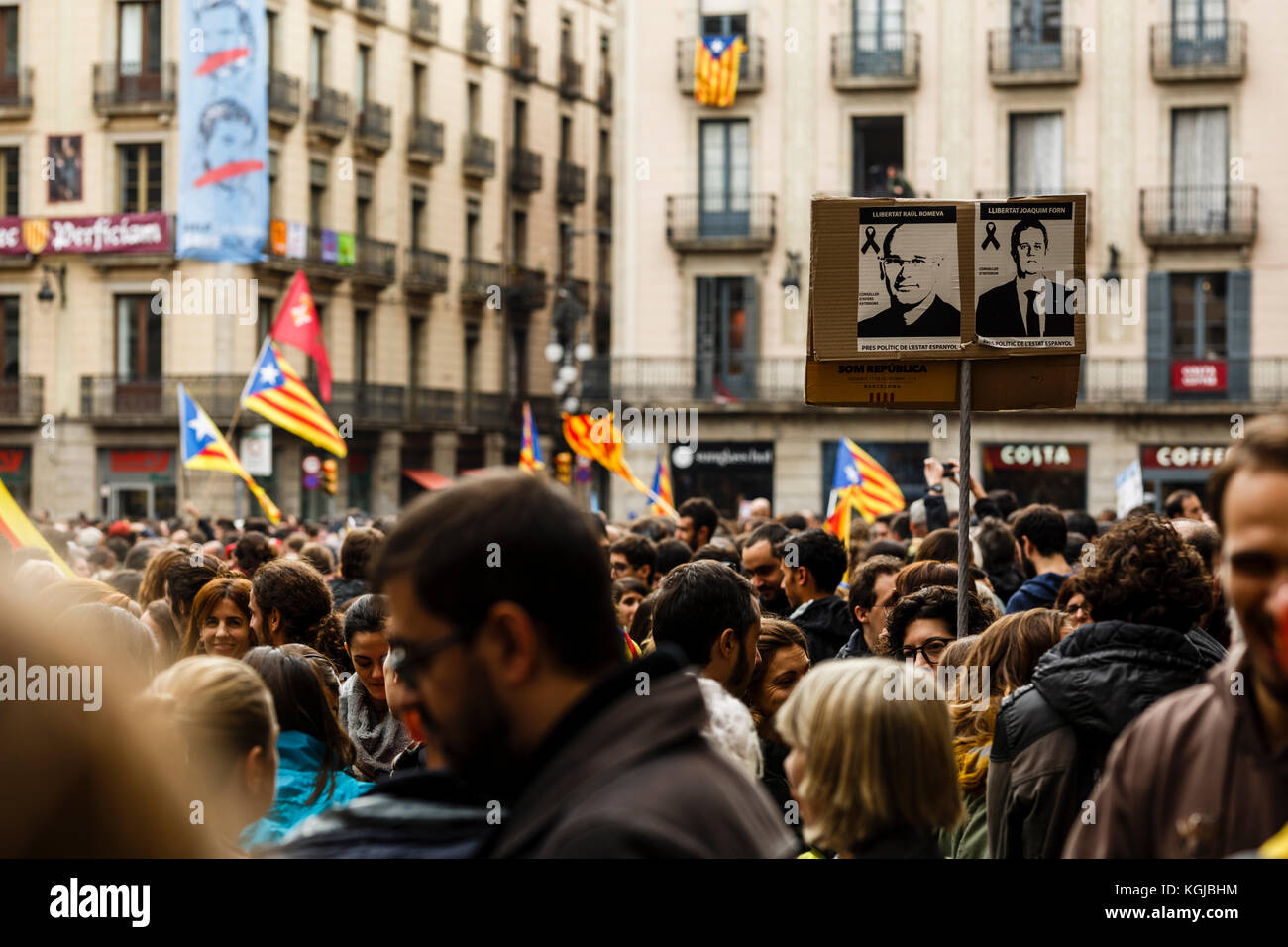 8 de noviembre de 2017 - Barcelona, Barcelona, España - Protesters que piden libertad a los presos políticos durante la concentración en la Plaza de Sant Jaume, Barcelona crédito: Joan Gosa Badia/Alamy Foto de stock