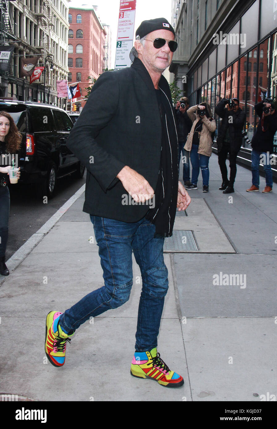 Nueva York, NY, Estados Unidos. 8 de noviembre de 2017. Chad Smith usando  Jeremy Scott Wings de Adidas en la serie Build de AOL promoviendo el  concierto en vivo de Landmark en